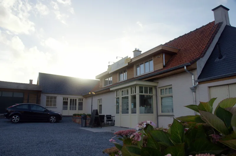 Gevel van Ristorante Pizzeria Da Marianna met inkomportaal en parking aan de Hoogstraat