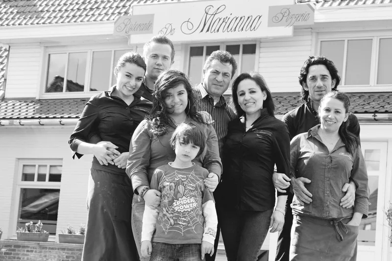 De ploeg en familie van Da Marianna voor de gevel van het ristorante in Kruishoutem